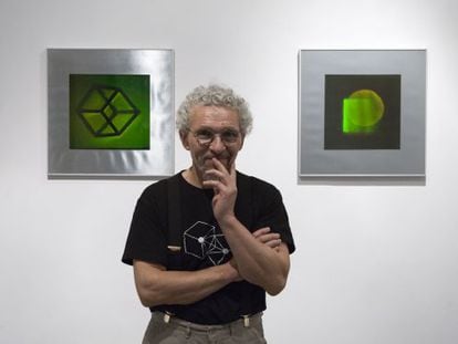Pepe Buitrago, con dos de sus hologramas en el Centro Dados Negros.