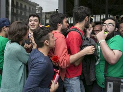 Jóvenes manifestantes independentistas intentan entrar en el centro cultural.