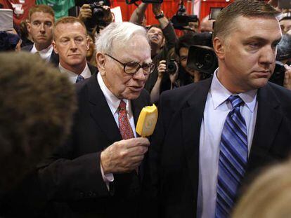 Warren Buffet, comiendo un helado a la entrada de la junta anual de su empresa.