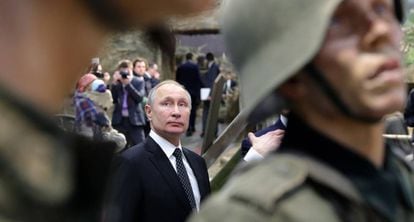 El presidente ruso, Vladímir Putin, durante la visita a una exposición, ayer en San Petersburgo.