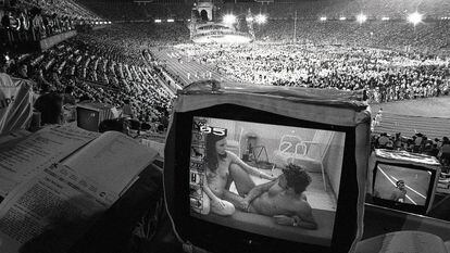 Un monitor de televisi&oacute;n muestra pornograf&iacute;a en la tribuna de prensa durante la ceremonia de inauguraci&oacute;n de los Juegos Ol&iacute;mpicos de Barcelona 1992. 