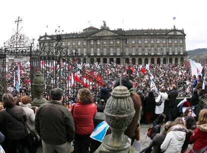 Llegada de la manifestación contra la política lingüística de la Xunta a la Praza do Obradoiro en la que se concentracon al final de la misma para la lectura del manifiesto.
