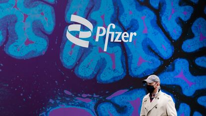 Un hombre pasa por delante de las oficinas de Pfizer en Nueva York.
