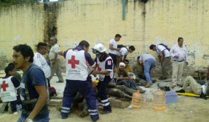 Los servicios de emergencia de Oaxaca atendiendo a los heridos.