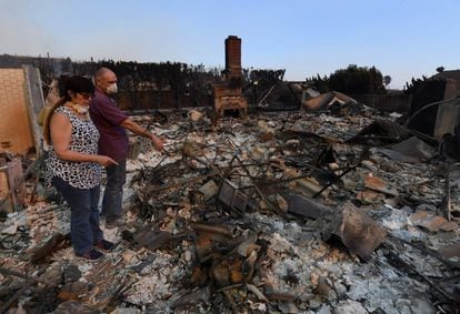 John y Julie Wilson buscan sus pertenencias entre los escombros de su hogar consumido por el incendio 'Thomas', en la zona de Los Ángeles.