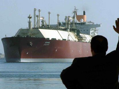 Un buque de gas natural licuado (GNL) cruza el Canal de Suez.