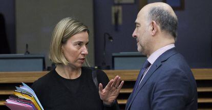 El comisario de Asuntos Econ&oacute;micos, Pierre Moscovici, conversa con la alta representante para la UE, Federica Mogherini, este mi&eacute;rcoles.