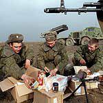 Soldados rusos abren los paquetes que han recibido de todos los lugares del país en un punto situado a 20 kilómetros de Grozny, la capital chechena.