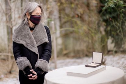 Louise Glück con el premio Nobel, el 7 de diciembre de 2020, a las afueras de su casa en Cambridge (Massachussets). 