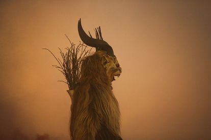 El Krampus

Lugar: Austria, Alemania

Este personaje con aspecto de cabra que parece salido de una película de terror es un espíritu maligno que acompaña a Santa Claus en la Krampusnacht el 6 de diciembre. Hay incluso una carrera del Krampus con una tradición que se remonta casi 500 años en la que multitud de jóvenes se disfrazan de estos chivos recorriendo las calles y asustando a los viandantes.