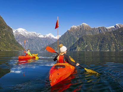 Ruta en kayak por el Milford Sound, en la Isla Sur de Nueva Zelanda. 