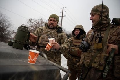 Militares ucranios se toman un café en el frente de batalla de la región de Donetsk, cerca de Bajmut, este domingo. 