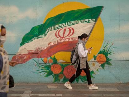 Una mujer iraní camina por las calles de Teherán sin el hiyab obligatorio, una forma de protesta que se extendió tras la muerte bajo custodia policial de la joven Mahsa Amini.