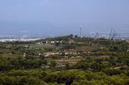 Terrenos del futuro parque temático Barcelona World en Salou y Vilaseca ( Tarragona) , con el parque de ocio de PortAventura al fondo.