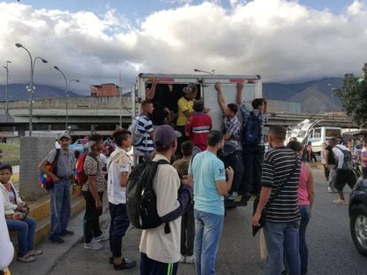 Una ‘perrera’, medio transporte informal que sustituye a los autobuses, en Caracas.