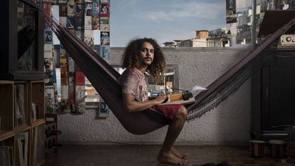 Geovani Martins, en la favela en la que vive, Vidigal, en Río de Janeiro.