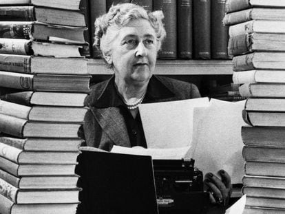 La escritora Agatha Christie, en su casa de Wallingford (Inglaterra) en 1950.