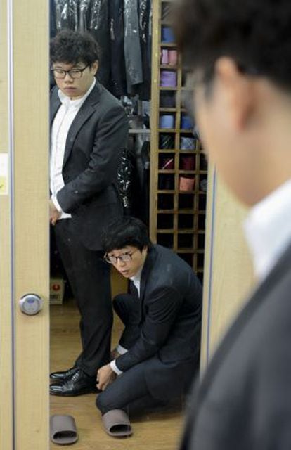 Un usuario de The Open Closet se prueba un traje para hacer una entrevista de trabajo.