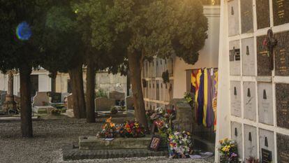 Cementerio de Collioure con la tumba de Antonio Machado adornada con flores y banderas republicanas.