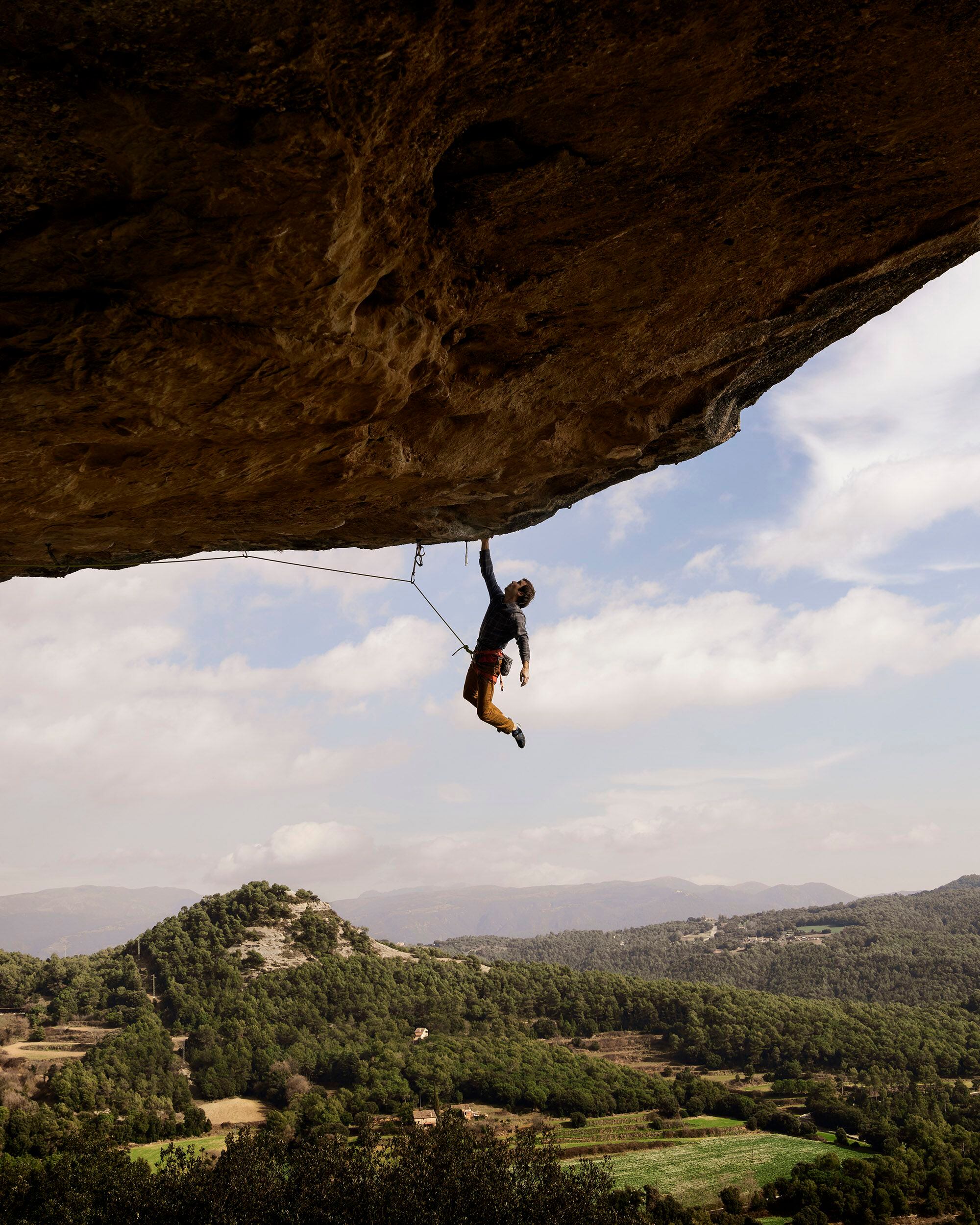El escalador californiano Chris Sharma en La Cova de L'Ocell, cerca de Barcelona, ciudad en la que reside. 