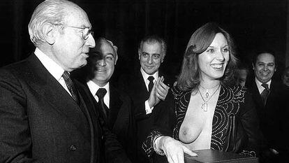 Enrique Tierno Galván y Susana Estrada, en la entrega de los premios del diario <i>Pueblo</i> en 1978.