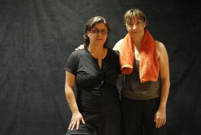 Chusa Martín y Blanca Portillo (con toalla), ayer en el descanso de un ensayo de <i>Antígona</i>.