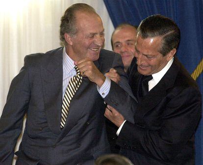 En 2002 durante la ceremonia de entrega del Premio del Grupo Correo-Prensa Española a los valores humanos, concedido a Suárez.