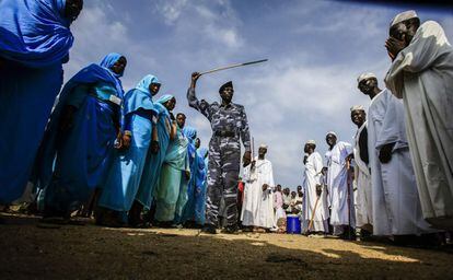 Un soldado sudanés controla a la multitud durante la visita del presidente Omar al-Bashir's, en Nyala (Darfur del Sur).