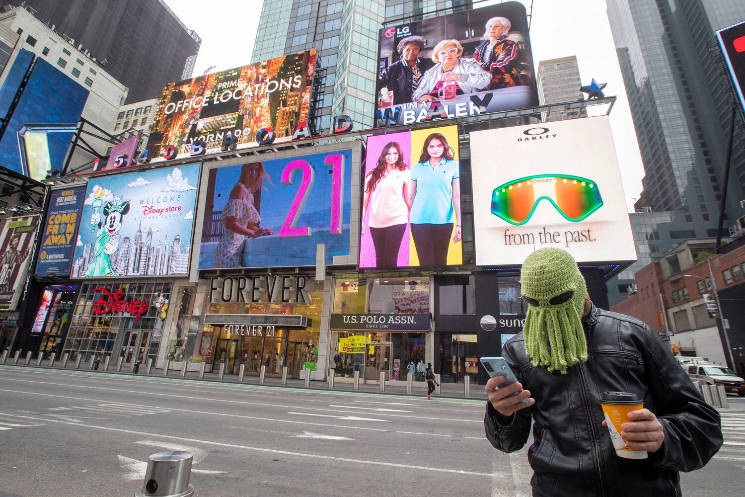 Un hombre pasea en las calles vacías en Nueva York por el coronavirus.