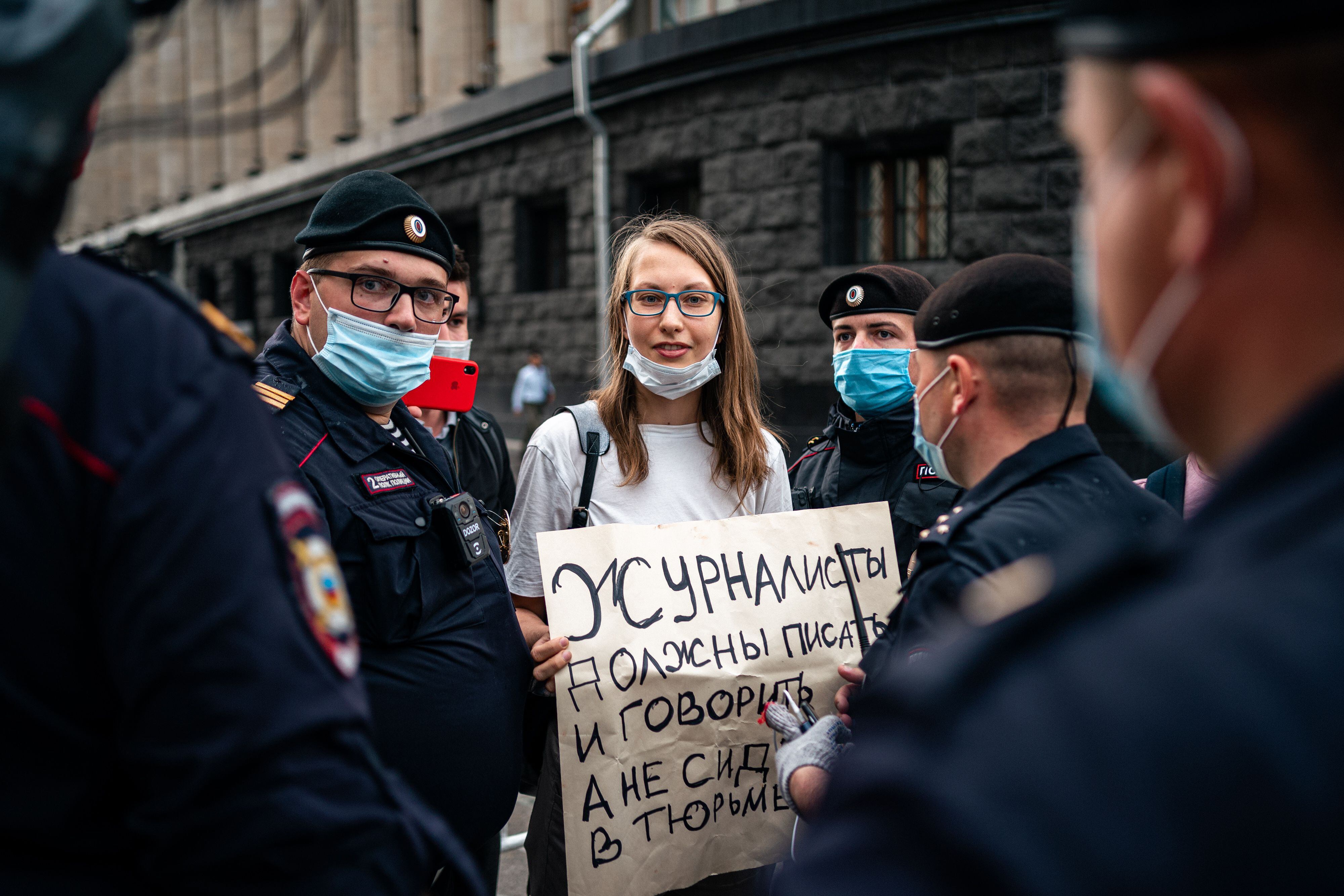 Varios policías detienen a una mujer que protesta contra el arresto de Ivan Safronov, el martes en Moscú. 