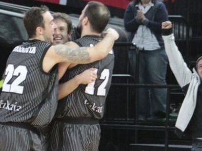 Jugadores del Bilbao Basket felicitan a R&aacute;ul L&oacute;pez tras encestar el triple que forz&oacute; la pr&oacute;rroga.