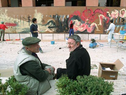 Los pintores Antonio López (izquierda) y Juan Genovés, en un taller de pintura al aire libre en la Universidad Complutense de Madrid, en 2003.
