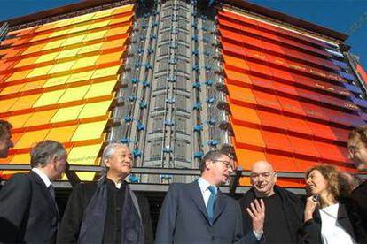 El alcalde de Madrid, junto a varios de los arquitectos que han participado en el diseño del Hotel Puerta de América, durante su visita a las obras del establecimiento.