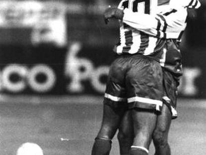 Fran y Bebeto se abrazan durante el partido ante el Real Madrid.