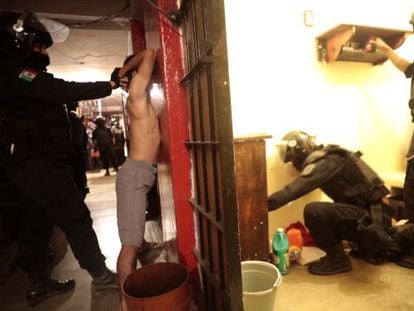 La policía registra la celda de un preso en una cárcel mexicana.