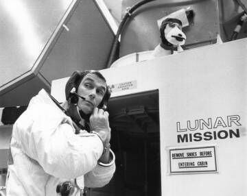 Gene Cernan se prepara para entrar en el simulador lunar, en abril de 1969. El módulo fue apodado 'Snoopy', de ahí el peluche sobre la puerta.