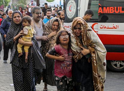 Varios heridos se dirigían al hospital Al Shifa tras un bombardeo de Israel.