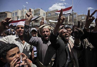 Manifestantes hoy en Saná piden la dimisión de Saleh.