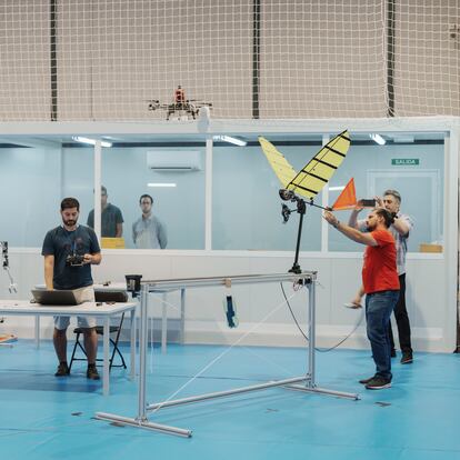 Prueba con uno de los drones bioinspirados del proyecto GRIFFIN en las instalaciones del Laboratorio de Robótica Aérea de la Universidad de Sevilla, en la Isla de la Cartuja.