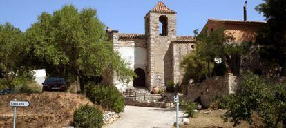 Entrada a Esblada, en la comarca del Alt Camp (Tarragona). Cuenta con 14 casas y se vende por 280.000 euros negociables.