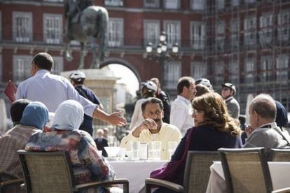 Turistas en las terrazas de la Plaza Mayor de Madrid