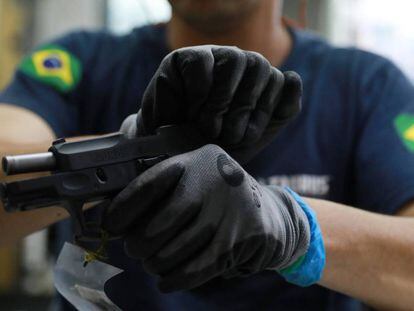 Un empleado de una fábrica de armas en Sao Leopoldo, en Brasil. 