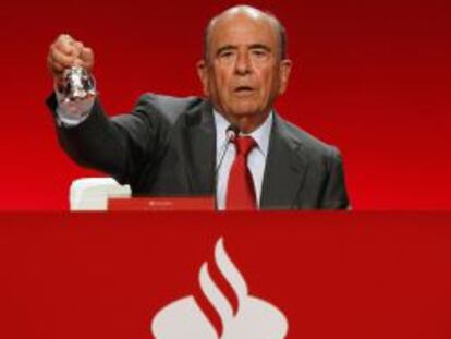 El presidente de Santander, Emilio Bot&iacute;n, da inicio a la Junta General de Accionistas en marzo pasado. 