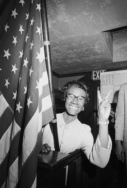Shirley Chisholm hace el signo de la victoria tras ganar las elecciones al Congreso, en noviembre de 1968.