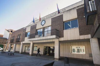 Fachada del Ayuntamiento de Moraleja de Enmedio.