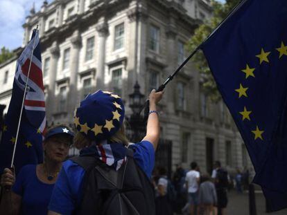 Manifestantes proeuropeos junto a Downing Street, en Londres, este miércoles.