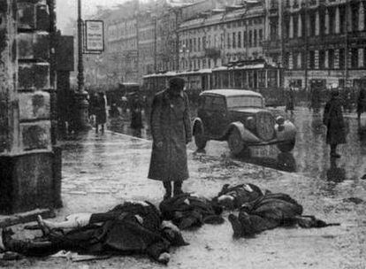 Algunas de las primeras víctimas de los bombardeos alemanes, en Leningrado en septiembre de 1941.