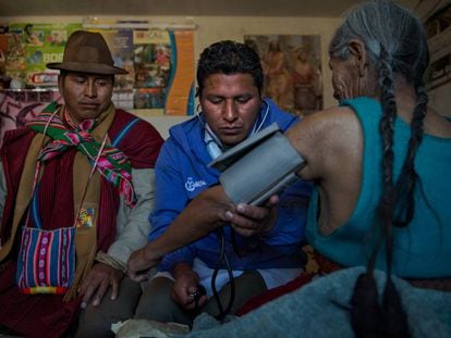 Un médico académico toma la presión a una paciente en la comunidad de Sica Sica, Bolivia.