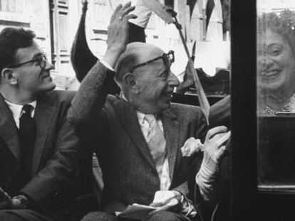 Desde la izquierda, Robert Craft, &Iacute;gor Stravinski y su esposa, Vera, en una motora por Venecia en 1957.