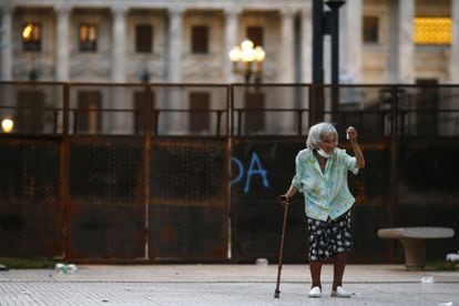 Una mujer frente al edificio del Congreso Nacional en Buenos Aires en una protesta por la inflación que se aceleró en febrero de 2022.